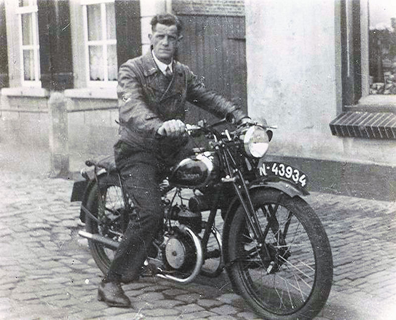 Janus van Ginneke op Hulsmann 125cc 1939