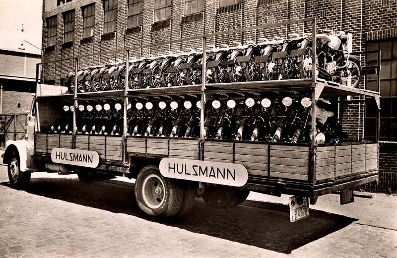 Vrachtauto vol Hulsmann motoren, waarschijnlijk 1953
