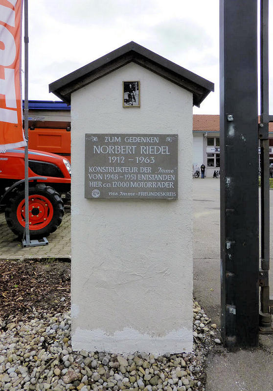 The Riedel memorial next to the gate of the Imme factory