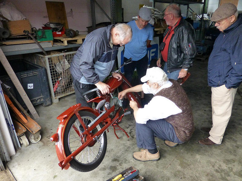 Freundeskreis members working on an Imme