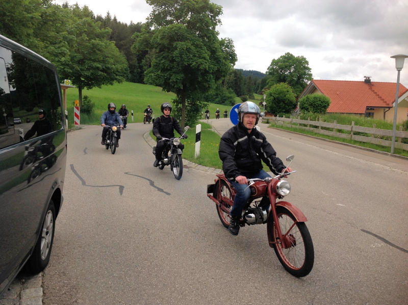 Arrival of the Imme riders at the restaurant