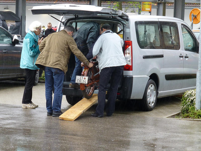 Freundeskreis members unloading an Imme