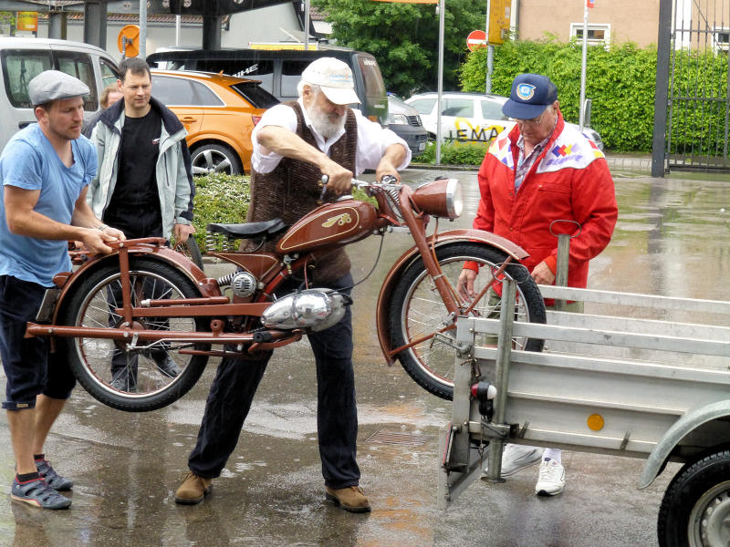 Freundeskreis members unloading an Imme