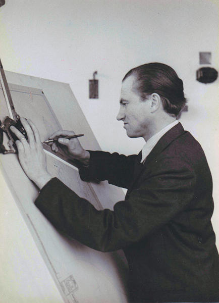 Norbert Riedel achter zijn tekenbord