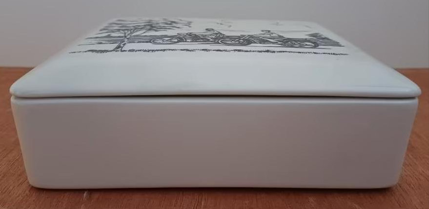 Sigarettendoosje met reclame voor Sparta en brommers