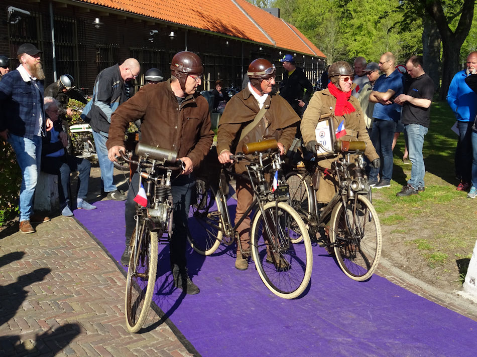 3 Cyclotracteurs aan de start van de Horsepowerrun