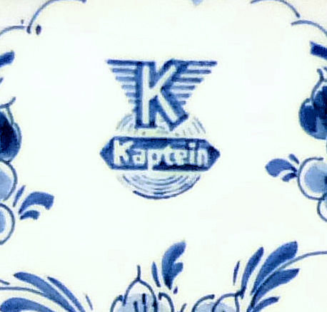 Kaptein logo op Delftsblauw bord