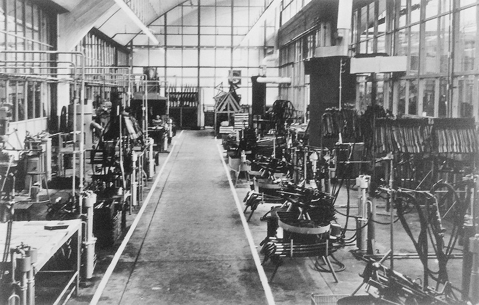 Frameproductie in de Kaptein fabriek aan de Lelyweg