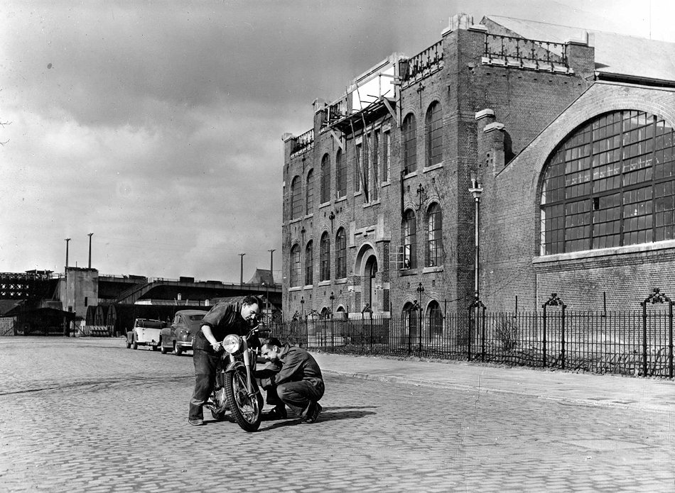 Kaptein Motorenfabriek aan de Nieuwe Kade te Arnhem